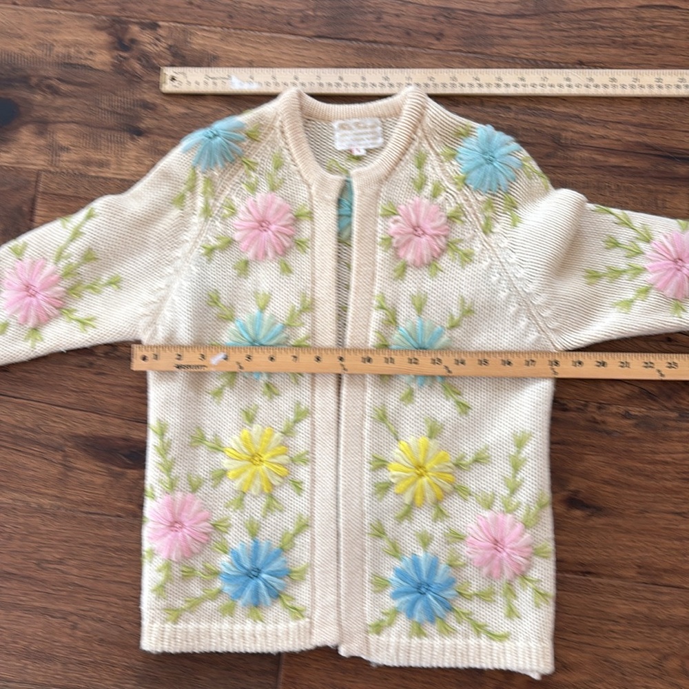 Vintage 100% Wool- Hand Made - Floral Embroidered sweater cardigan - Picture 3 of 10